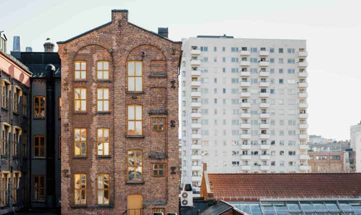 murbygning, blokk, hustak, bymiljø. Foto Ilja Hendel_lav