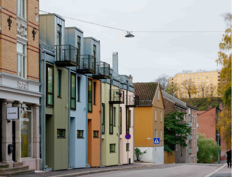 Rekkehus i Nordre gate på Grünerløkka, Oslo. Arcasa arkitekter. Fargekonsept ved Koi fargestudio. Foto: Einar Akselsen