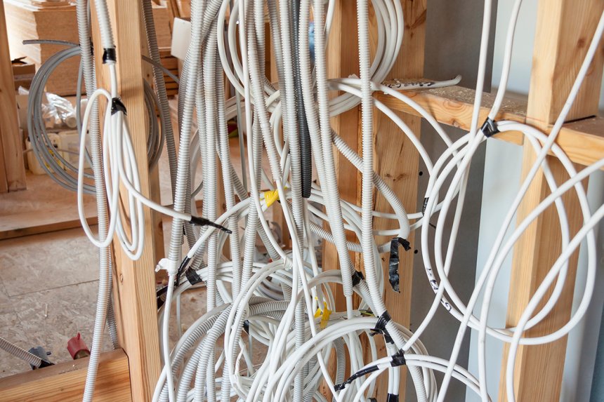 Installasjonskabler under montering i hus.jpg Installasjonskabler under montering i hus.jpg