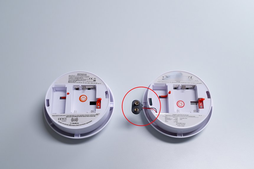Røykvarsler uten og med batteripute_ny_Foto DSB.jpg Røykvarsler uten og med batteripute_ny_Foto DSB.jpg