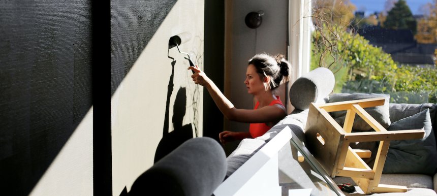 Kvinne maler vegg i stue_oppussing_bolig_Foto Carl Martin Nordby.jpg