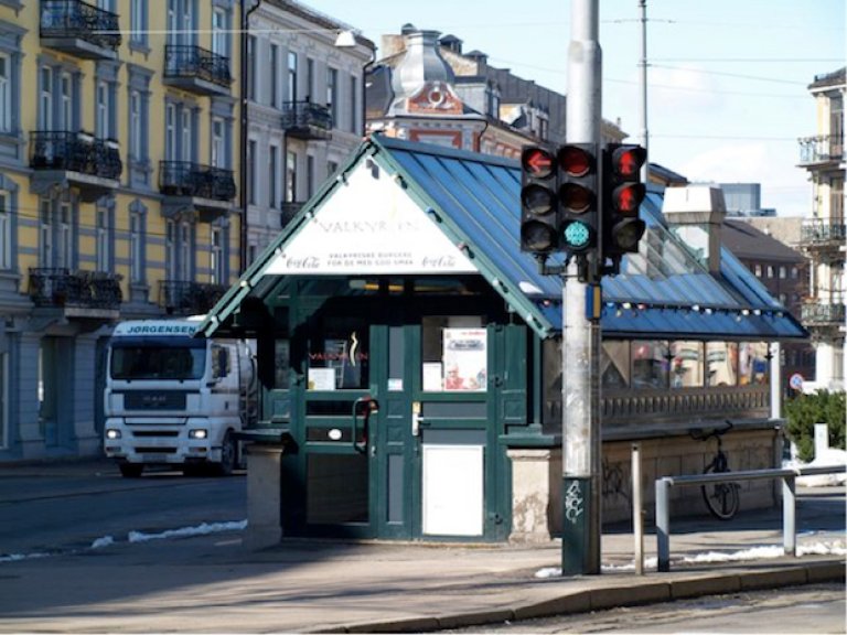 Fig. 14 Byggverk for publikum. Atkomst er trinnfri, men er inngangsdør synlig? Foto: Tone Rønnevig