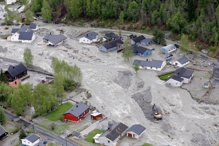 Kvam i Gudbrandsdalen 2013. Store nedbørsmengder førte til flaum og store øydeleggingar. Foto: NTB Scanpix 