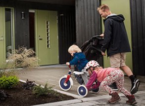 mann og to barn på vei til inngangsdør