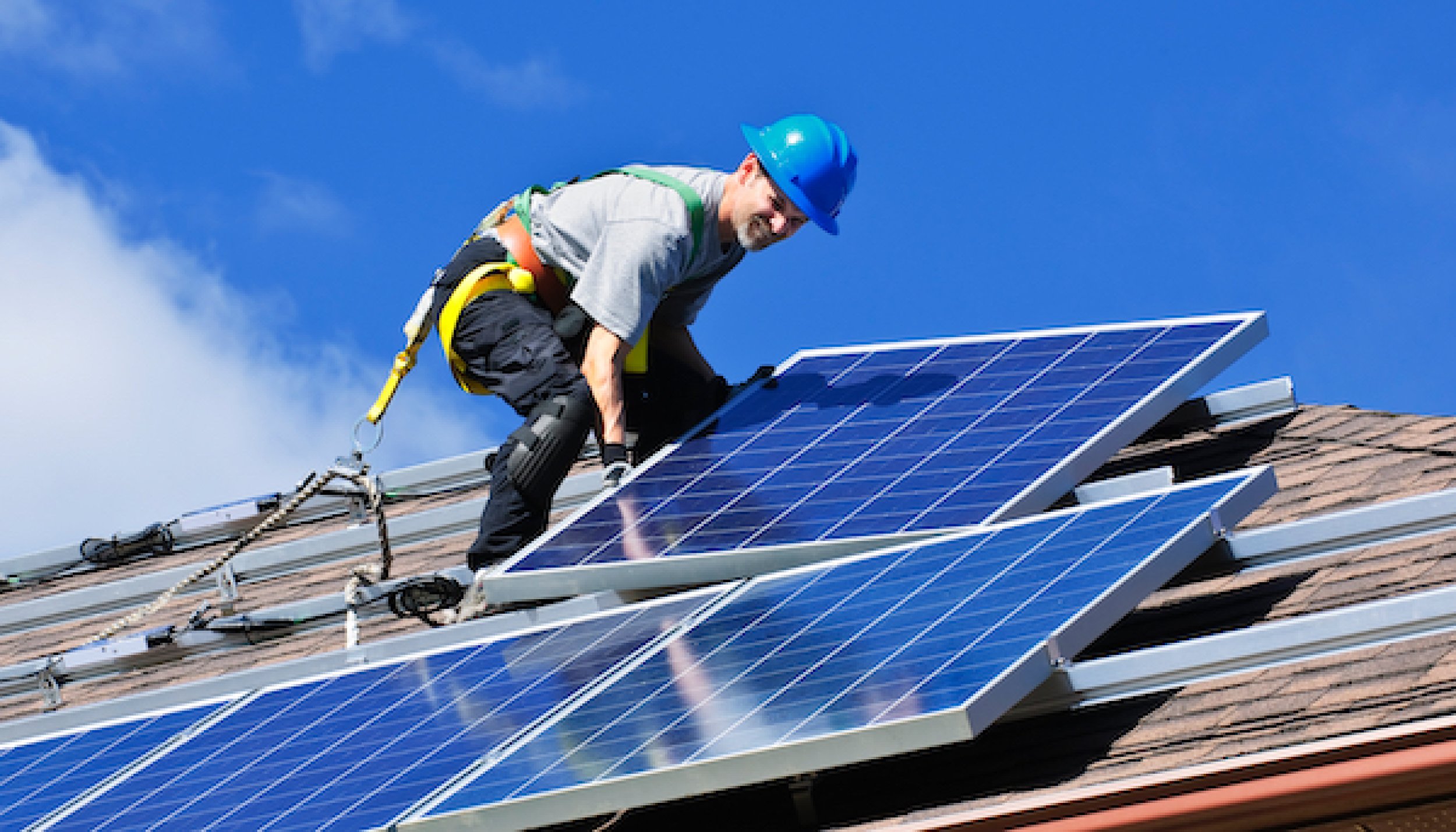 Tak med solcellepaneler_Foto Mostphotos tak med solceller, montering av solcellepanel