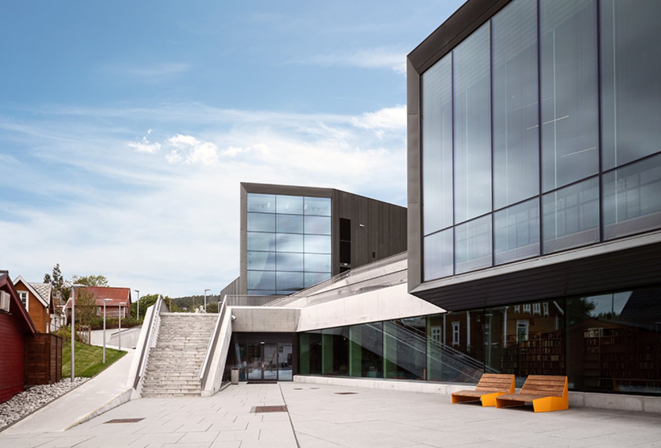Uteområde ved Ulstein Arena, Ulsteinvik. 